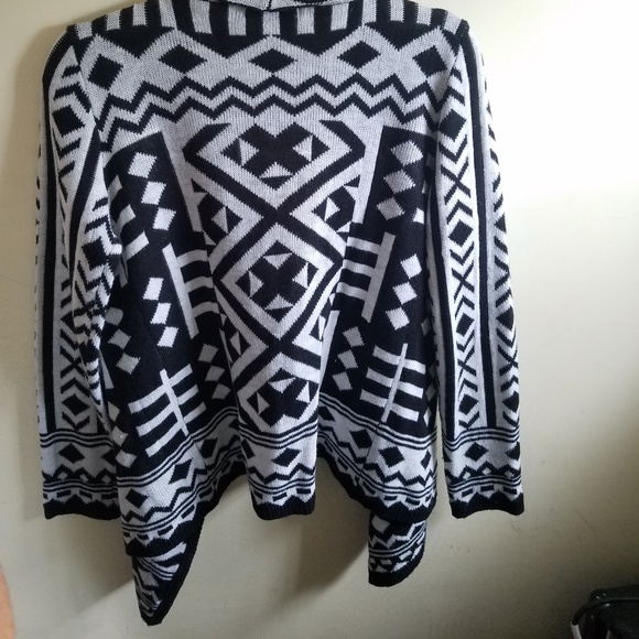 Black and White Pattern Cardigan - Picture 2 of 2